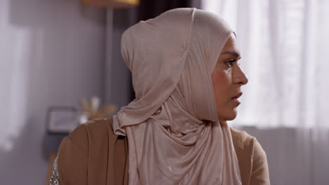 Nahaufnahme-Einer-Muslimischen-Frau-Mit-Hijab-Zu-Hause,-Die-Kniend-Auf-Der-Gebetsmatte-Betet-8